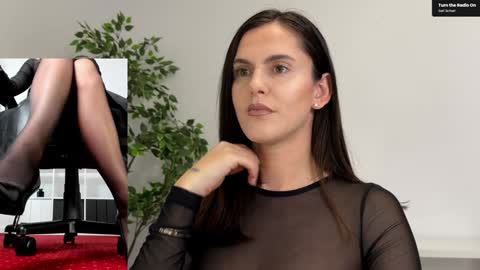 Elle  online show from 10.28.25