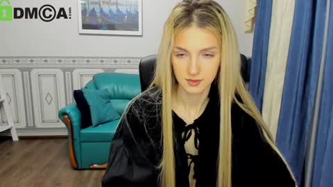 Snapshot of leila_morriss chatting on 12.11.24 Leila Morriss online show from 12.11.24