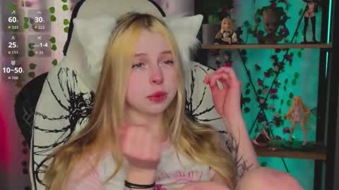 Snapshot of leiladwight chatting on 02.25.26 Leila online show from 02.25.26