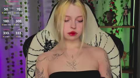 Snapshot of leiladwight chatting on 02.26.26 Leila online show from 02.26.26