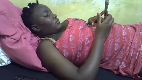 Snapshot of leilah_cute19 chatting on 04.25.26 leilah_cute19 online show from 04.25.26