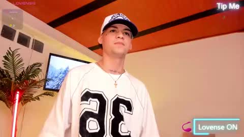 Snapshot of lennercollins_ chatting on 12.04.25 Lenner INDEPENDENT MODEL online show from 12.04.25