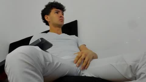 Snapshot of leo183877 chatting on 02.25.26 leo183877 online show from 02.25.26