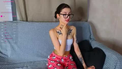 Snapshot of leonahines chatting on 11.28.25 Donna online show from 11.28.25