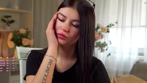 Snapshot of leonameile chatting on 03.05.26 Mila online show from 03.05.26