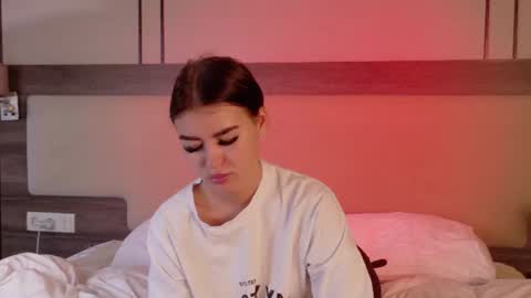 Snapshot of leonameilee chatting on 06.18.26 Mila online show from 06.18.26