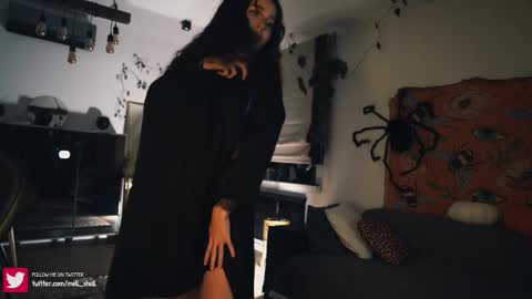 Snapshot of leonamell chatting on 10.28.25 Leo online show from 10.28.25