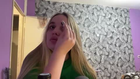 Snapshot of leonorcoutee chatting on 01.15.26 Alice online show from 01.15.26