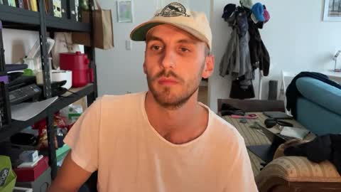 Snapshot of leonvampire chatting on 10.10.25 Leon online show from 10.10.25