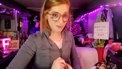 Snapshot of lesleygumgrass chatting on 02.27.25 LesleyGumGrass- The Boring Trans girl online show from 02.27.25