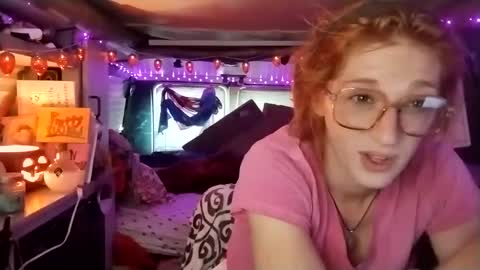 Snapshot of lesleygumgrass chatting on 09.19.25 LesleyGumGrass- The Boring Trans girl online show from 09.19.25