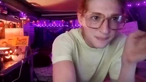 Snapshot of lesleygumgrass chatting on 09.28.25 LesleyGumGrass- The Boring Trans girl online show from 09.28.25