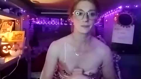 Snapshot of lesleygumgrass chatting on 10.15.25 LesleyGumGrass- The Boring Trans girl online show from 10.15.25