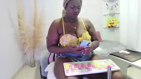 lesliee_brownn online show from 10.15.25