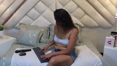 Lesly  online show from 02.05.25