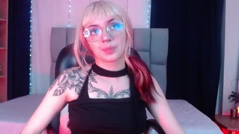 Snapshot of lessboobs_gh chatting on 02.02.25 Less online show from 02.02.25