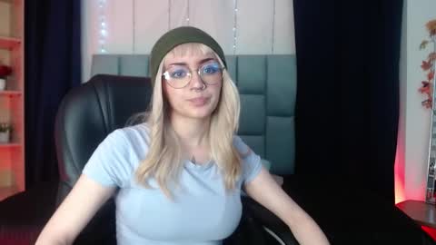 Snapshot of lessboobs_gh chatting on 03.09.25 Less online show from 03.09.25