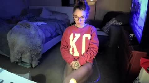 Snapshot of lezzrene chatting on 01.04.25 Hornystonerchick online show from 01.04.25