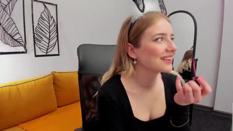 Snapshot of lia_candy_ chatting on 04.21.26 Lia online show from 04.21.26