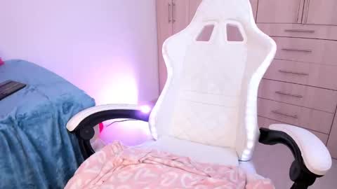 Snapshot of lia_queen610 chatting on 12.15.24 Little Queen Lia online show from 12.15.24