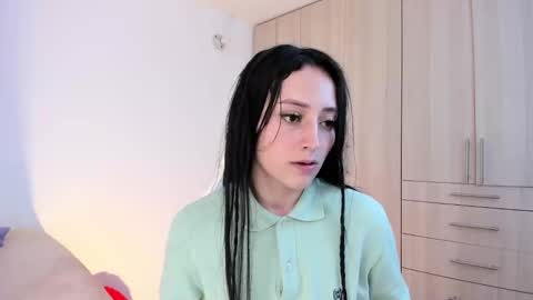 Snapshot of lia_queen610 chatting on 12.20.24 Little Queen Lia online show from 12.20.24