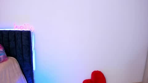 Snapshot of lia_queen610 chatting on 12.29.24 Little Queen Lia online show from 12.29.24