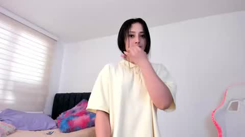 Snapshot of lia_queen610 chatting on 12.31.24 Little Queen Lia online show from 12.31.24