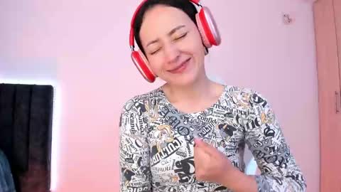 Snapshot of lia_queen610 chatting on 01.18.25 Little Queen Lia online show from 01.18.25