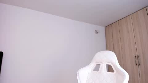 Snapshot of lia_queen610 chatting on 02.19.25 Little Queen Lia online show from 02.19.25