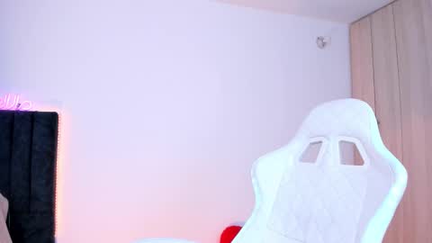 Snapshot of lia_queen610 chatting on 02.20.25 Little Queen Lia online show from 02.20.25