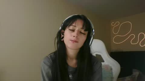 Snapshot of lia_queen610 chatting on 11.12.25 Little Queen Lia online show from 11.12.25