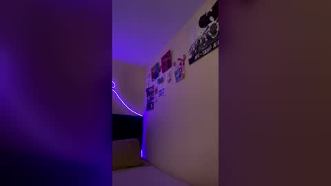 Snapshot of lia_queen610 chatting on 12.15.25 Little Queen Lia online show from 12.15.25