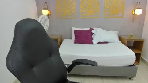 Snapshot of lia_sexx19 chatting on 12.28.24 Lia online show from 12.28.24