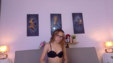 Snapshot of lia_valmont_18 chatting on 05.27.26 Juliana online show from 05.27.26