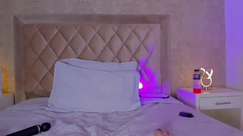 Snapshot of liaflowers chatting on 02.09.25 Lia online show from 02.09.25