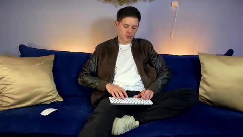 Snapshot of liam_enzho chatting on 01.04.25 Liam online show from 01.04.25