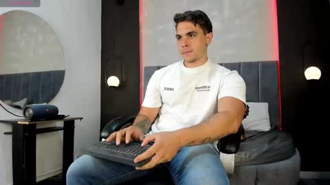 Snapshot of liam_walk chatting on 10.06.25 Liam online show from 10.06.25