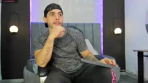 Snapshot of liam_walk chatting on 11.12.25 Liam online show from 11.12.25