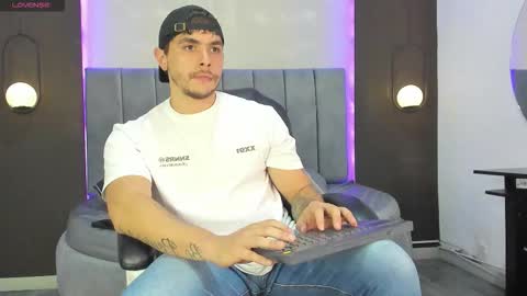 Snapshot of liam_walk chatting on 11.14.25 Liam online show from 11.14.25