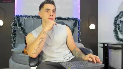 Snapshot of liam_walk chatting on 11.21.25 Liam online show from 11.21.25