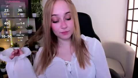 Snapshot of lianabright chatting on 06.11.26 Liana online show from 06.11.26