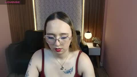 Snapshot of liaroberts1 chatting on 05.29.26 Lia Roberts online show from 05.29.26