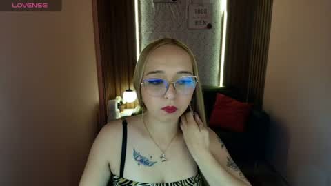 Snapshot of liaroberts1 chatting on 06.17.26 Lia Roberts online show from 06.17.26