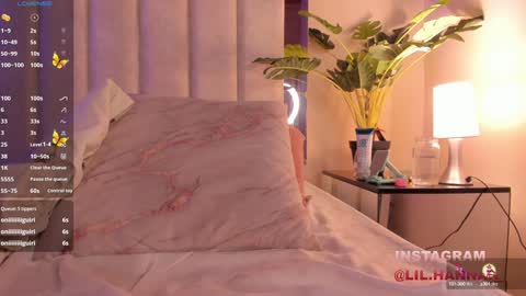 Snapshot of lil_hanna18 chatting on 12.30.24 Hanna online show from 12.30.24