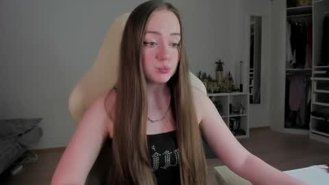 Snapshot of lil_happiness chatting on 04.12.26 for free registration 3 online show from 04.12.26