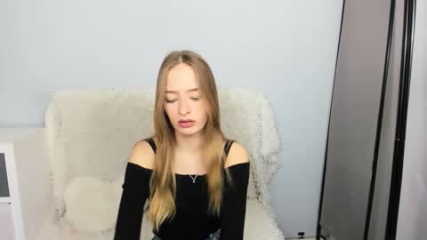 Snapshot of liladesire chatting on 11.17.25 LiliaDesire online show from 11.17.25