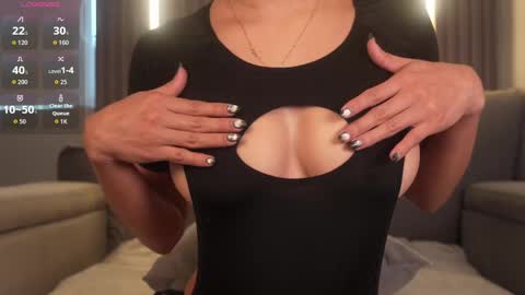 Snapshot of lili_foxy chatting on 10.24.25 lili online show from 10.24.25