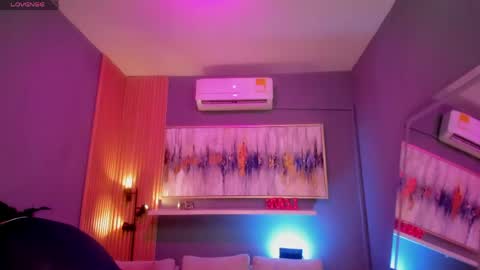 Snapshot of lilian_vergara chatting on 04.24.26 holis soy lily chang no olvides el pulgar arriba es muy importante para mi 3 independent model online show from 04.24.26