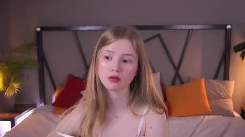 Snapshot of lilianhoward chatting on 11.30.25 Lilian online show from 11.30.25