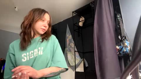 Snapshot of lilies_and_minipoots chatting on 01.15.25 Sonechka online show from 01.15.25